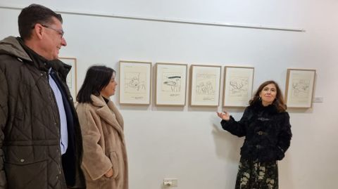 El coordinador de Abanca en Ourense, Mateo Alonso; la alcaldesa de Trives, Patricia Domínguez; y la coordinadora de AFundación, Beatriz Fernández-Anguiano, en la inauguración de la exposición.