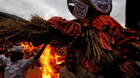 La gente lleva una efigie del demonio Ghantakarna mientras otra efigie de un demonio se quema para simbolizar la destruccin del mal y la creencia de conducir espritus malignos y fantasmas, durante el festival Ghantakarna en la antigua ciudad de Bhaktapur, Nepal