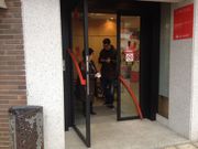 La empleada de limpieza cobra su participaci�n del Gordo en el banco Santander