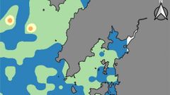 En verde aparecen dibujadas las zonas donde la probabilidad de encontrar plásticos alcanza el 40 %. En la parte superior del mapa, en la boca de la ría de Muros-Noia, se aprecian dos puntos de colores cálidos, donde la probabilidad aumenta hasta el 80 %.