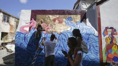 Un nuevo mural en el entorno de la plaza del Cruceiro