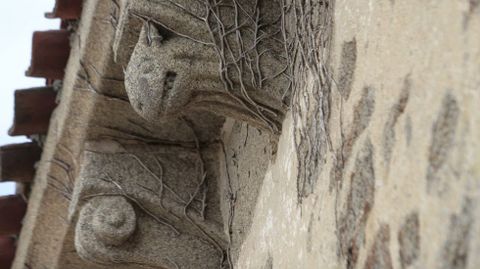 Canecillos esculpidos en la iglesia de Pinol