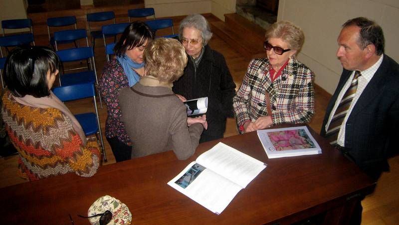 La capilla del Marqu�s acogi� la presentaci�n de una revista sobre la cofrad�a del Santo Entierro y de la Soledad de Sarria