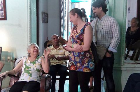 <span lang= es-es >Con enfermos de alzhimer de la isla</span>. Tcnicos de Afalu (a la derecha el director del centro de da, Valentn Calvn), viajan peridicamente a Cuba para explicar cmo se aborda en Lugo el mal del olvido.