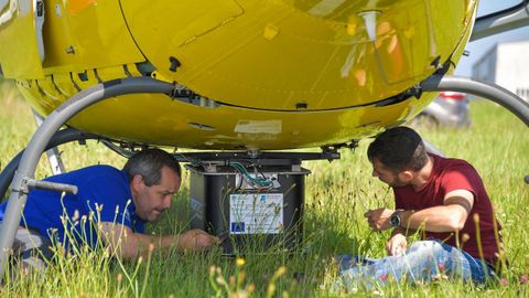 Tcnicos inspeccionando el helicptero contratado por Ribadeo para fiscalizar la limpieza de las fincas