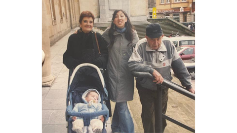 Facundo Medina junto a sus bisabuelos y su madre de peque�o en Gij�n