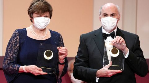 Karikó y Weissman durante la recogida de un premio en Japón en abril del año pasado