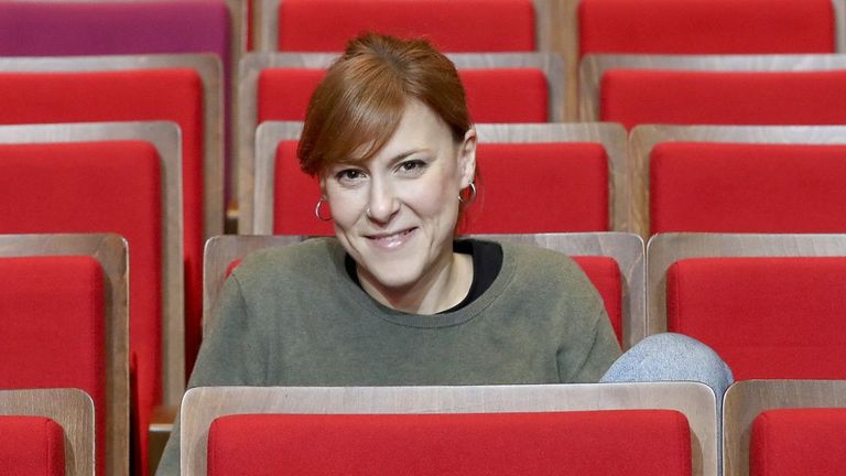 Sés canta en tono violeta