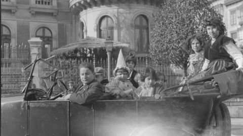 J�venes disfrazados de Carnaval en Oviedo