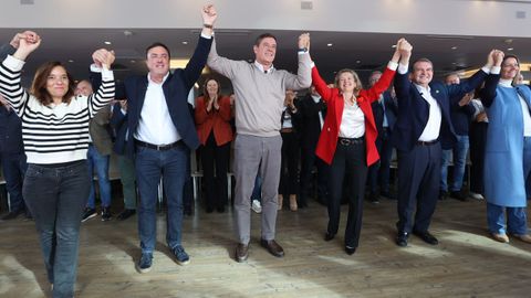 Besteiro, en el centro, junto a la vicepresidenta Nadia Calvio; el lder del PSdeG, Valentn Gonzlez Formoso; y los alcaldes de A Corua, Vigo y Lugo.