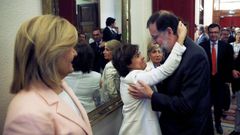 Soraya Senz de Santamara consuela a Rajoy tras el triunfo de la mocin de censura de Pedro Snchez