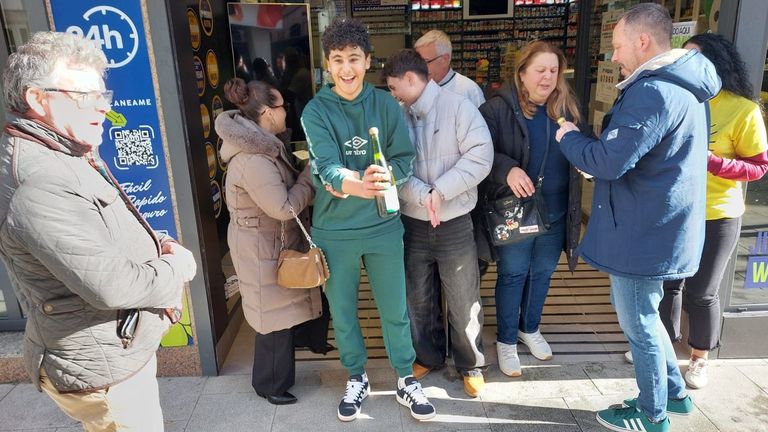Estudiantes del instituto de O Porriño que vendieron participaciones del segundo premio del Niño: «Mi padre salió en pijama para celebrarlo»
