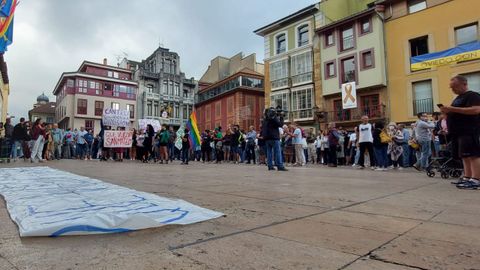 Concentracin frente el Ayuntamiento de Oviedo para pedir la vuelta del antiguo modelo de San Mateo
