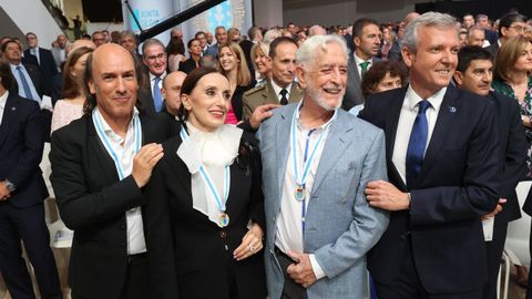 Carlos N��ez, Luz Casal y Juan Pardo, con sus medallas, y el presidente de la Xunta, Alfonso Rueda