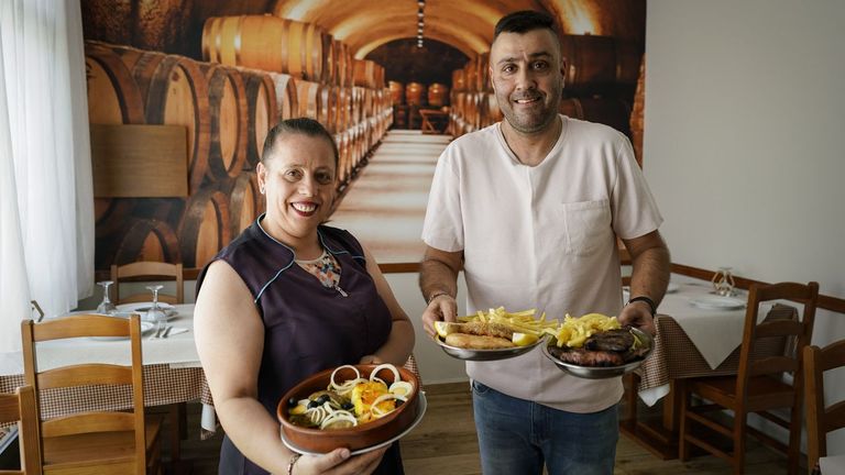 Conchi y Roberto, con algunos de los platos de Ponte Grande.