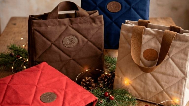 La marca de bolsos con restos de toldos que homenajea a Galicia