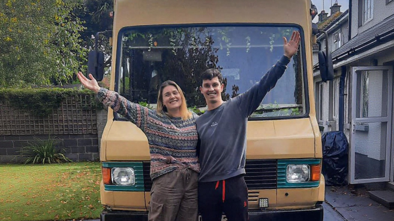 De Irlanda a Galicia en un bus escolar: «Lo dejamos todo para recorrer Europa, nos casamos en un par de semanas, y seguiremos»