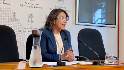 La diputada del PP de Asturias y portavoz de Fondos Europeos, Sandra Camino, en la Junta General.