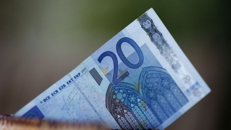 El Concello de Oza-Cesuras busca al propietario de una cantidad importante de dinero hallado hace dos años