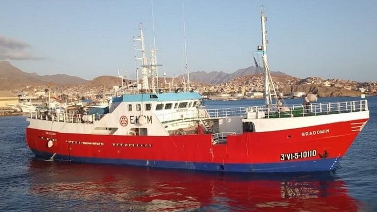 Muere un tripulante a bordo de un espadero de Burela que faenaba a 900 millas de Brasil