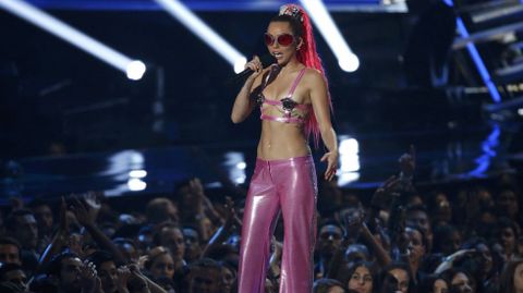 Miley Cyrus con otra vestimenta sobre el escenario