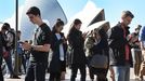 Varias personas se reúnen frente al Palacio de la Ópera de Sydney para jugar al Pokémon Go