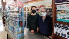 Jsica Lorenzo, al frente del negocio, junto a su suegra, Erminda Galdo, ya jubilada, en la tienda Covirn Los Claveles