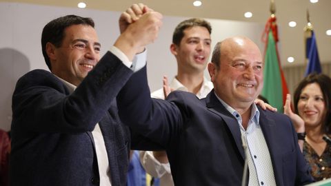 El candidato a lehendakari del PNV, Imanol Pradales (i), y el presidente del PNV Andoni Ortuzar (d) celebran los resultados electorales vascos