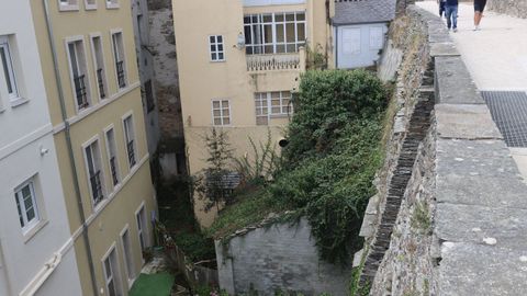 El patio al que presuntamente arrojaron a una joven trans de 23 años está 12 metros por debajo del nivel de la Muralla de Lugo.