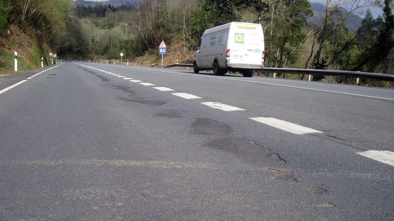 El deterioro se aprecia en puntos de la subida de Mondoñedo a A Xesta