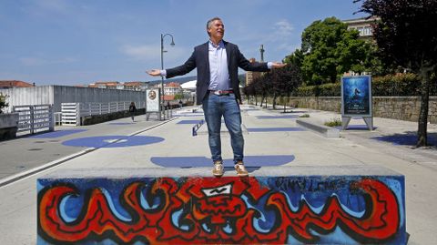 El aspirante a la alcaldía de Pontevedra por el PP, Rafa Domínguez, subido a una rampa del «skate park» de Raíña Victoria.