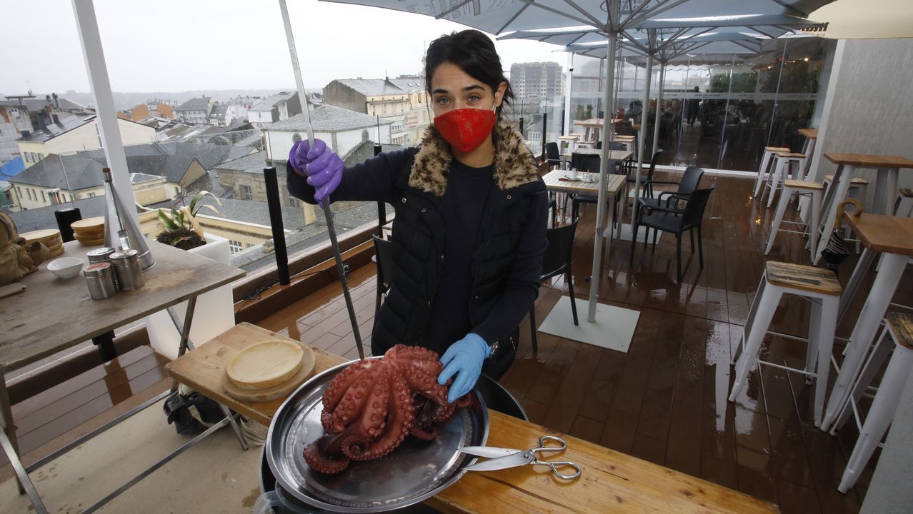 Susana, 31 aos, de O Carballio, despacha el pulpo desde el lugar con mejores vistas de Lugo para comerlo, el Hotel Mndez Nez