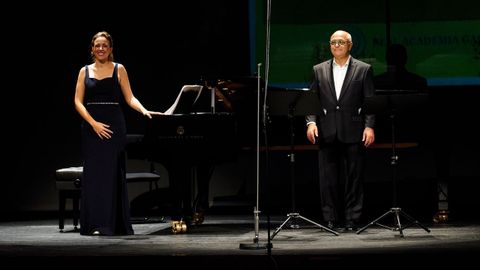 El tenor Joaqun Pixn y la pianista Andrea Gonzlez, en el Teatro Coln.