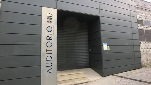 Imagen de la entrada al auditorio municipal de Baiona