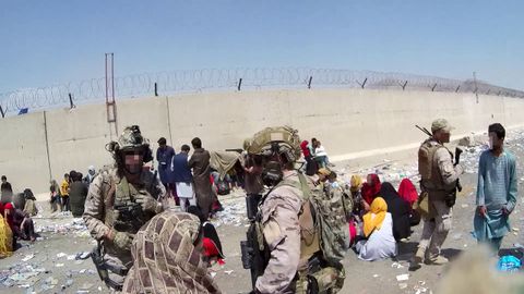 Militares españoles durante la evacuación en el aeropuerto de Kabul.