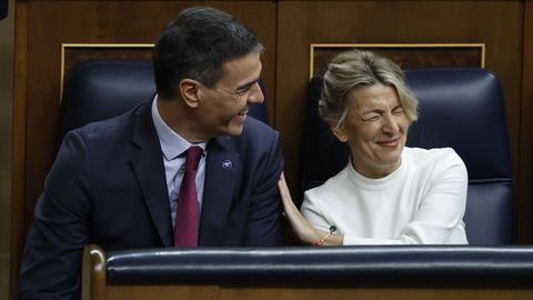 Pedro Sánchez y Yolanda Díaz, sentados en sus escaños en el Congreso