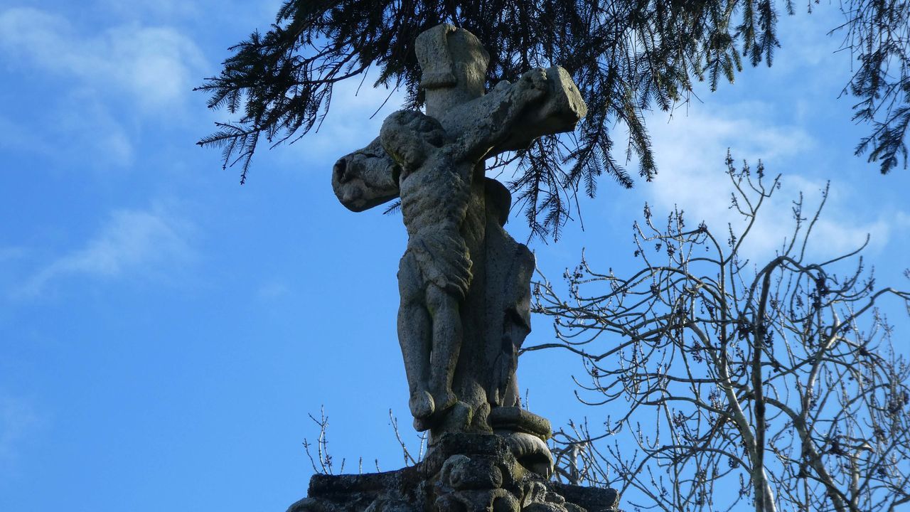 As foi o inicio da oitava edicin de BarbantiaRte.Siza juega con la luz y el contraste de mrmol y granito en su creacin de arquitectura funeraria.