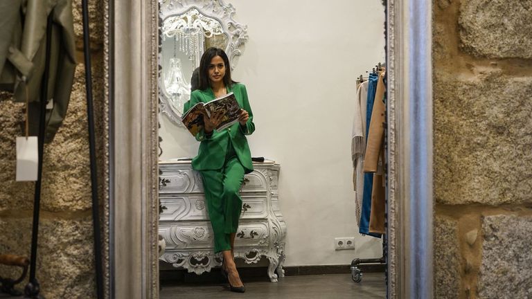 Jéssica, con uno de los trajes de sastrería que vende en Noi