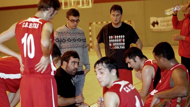 Marz�n conduce el bal�n en un partido de liga en el campo municipal de O Savi�ao.