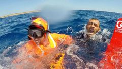 Los guardacostas italianos difundieron imgenes del rescate de los migrantes que se lanzaron al mar