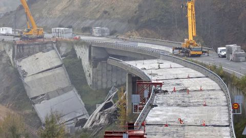 Imagen de los dos tableros del viaducto de O Castro, donde se aprecia los efectos de los derrumbes y de la demolición