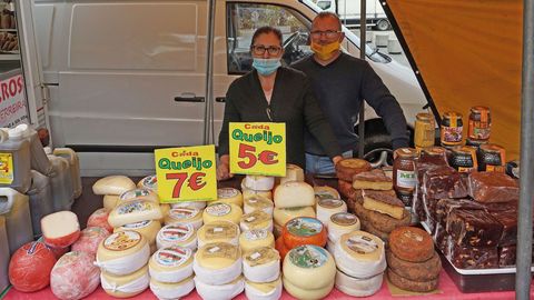 Concepao y Francisco venden bolas de quesos, de diferentes leches, entre 5 y 7 euros la unidad.