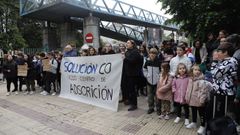 Padres y alumnos del colegio Irmns Villar de Ourense protestan porque hay alumnos que se quedan sin plaza para el prximo curso en el IES Otero Pedrayo.
