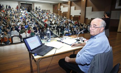 La conferencia de Josep Pmies llen ayer el paraninfo del Snchez Cantn de Pontevedra. 