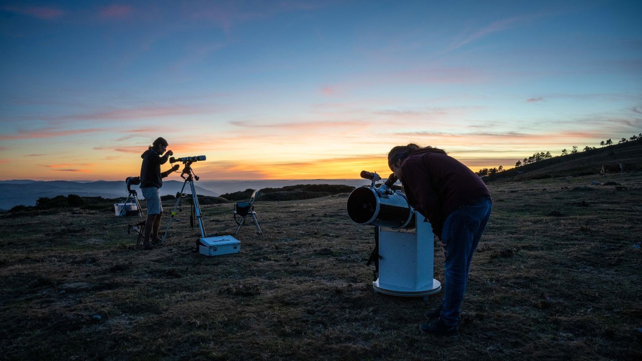 Colaboradores de Cielos Despejados y Omega montan los telescopios nocturnos para la observaci�n de Puerto del Palo en la edici�n de 2022 de 'Allande Stars'.