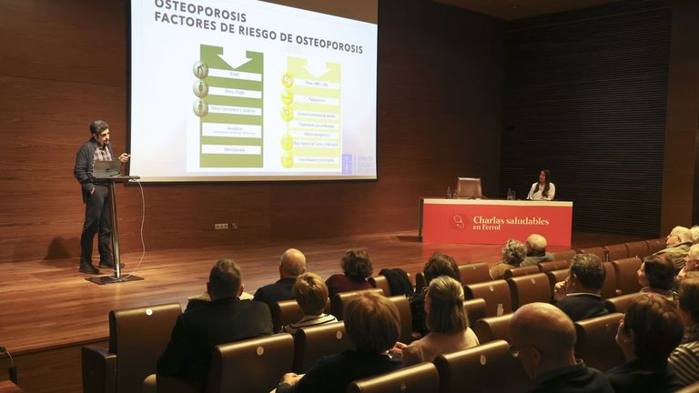 El ponente y la periodista María Meizoso, en un momento de la charla