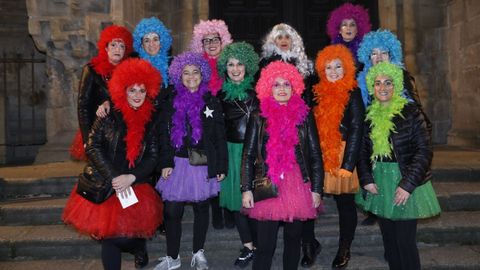 Colorido grupo en la noche de comadres de Ourense.