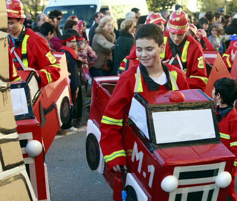 B�scate en el desfile de comparsas de Monforte.El delantero larach�s Miguel Taibo intenta el remate entre varios rivales. 