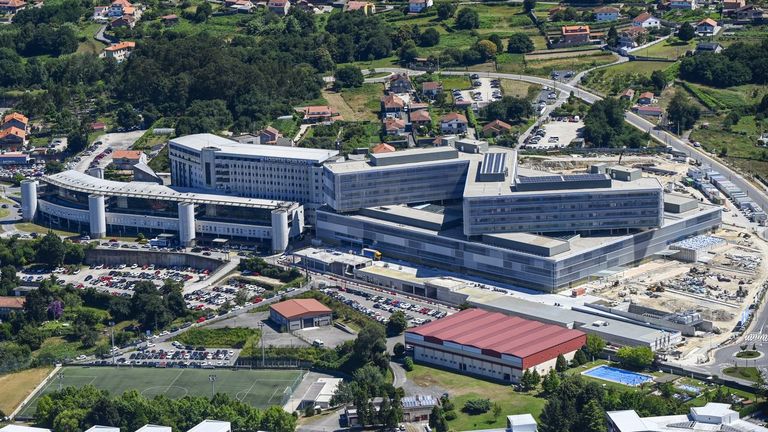 El herido fue trasladado en ambulancia al Hospital Montecelo, en Pontevedra