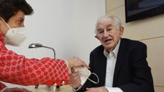 El escritor asturiano Antonio Gamoneda celebra su 90 cumpleaños con una fiesta íntima